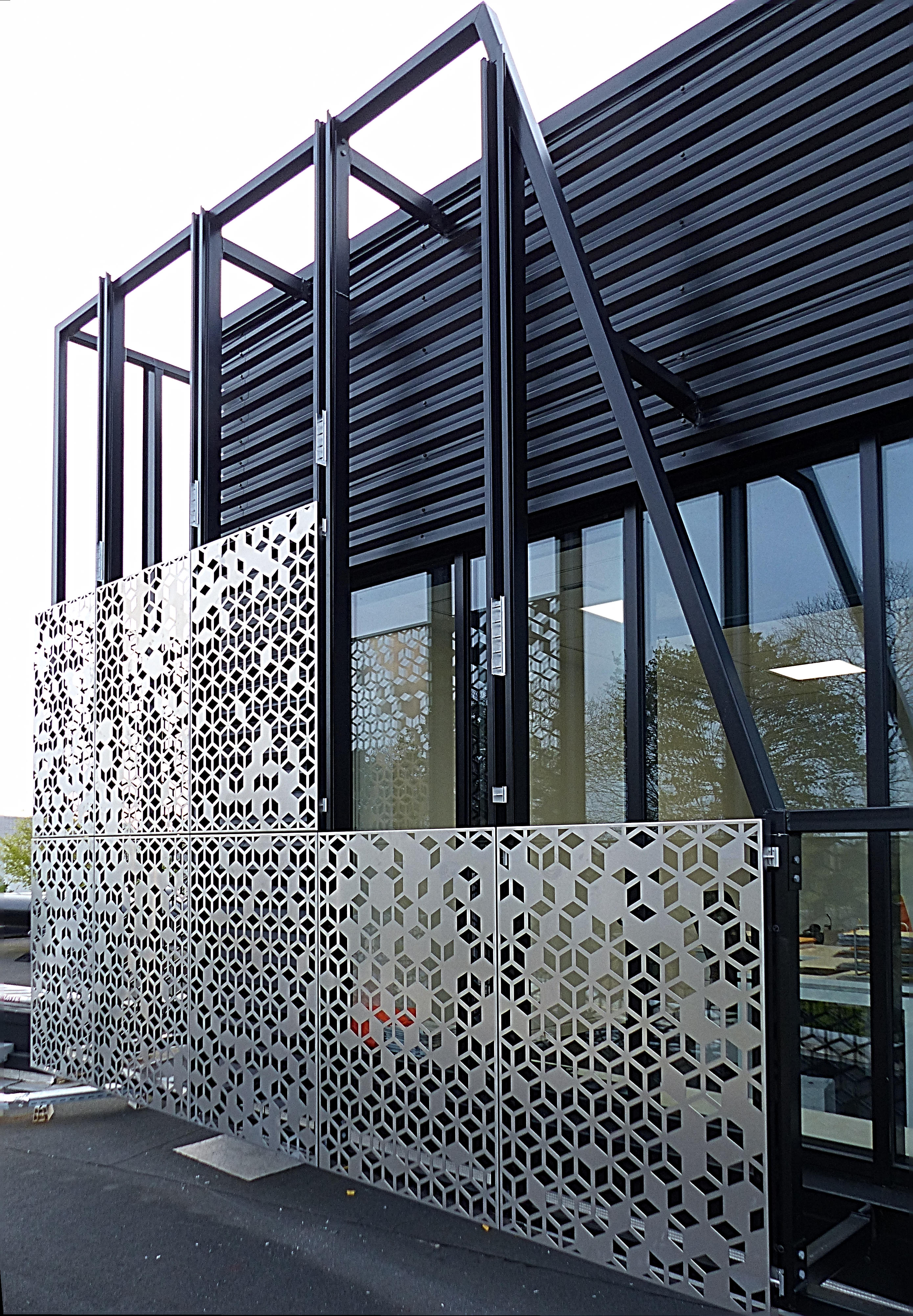 Fabricant de brise-vue dans les Vosges sur mesure en aluminium, avec  panneaux en decoupe laser decoratif